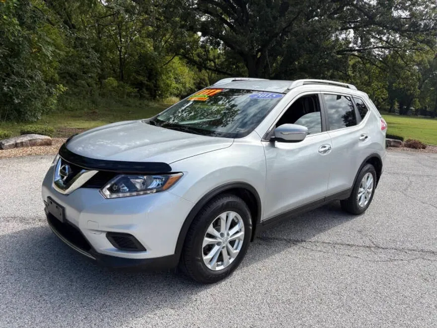 2015 Nissan Rogue SV photo 1