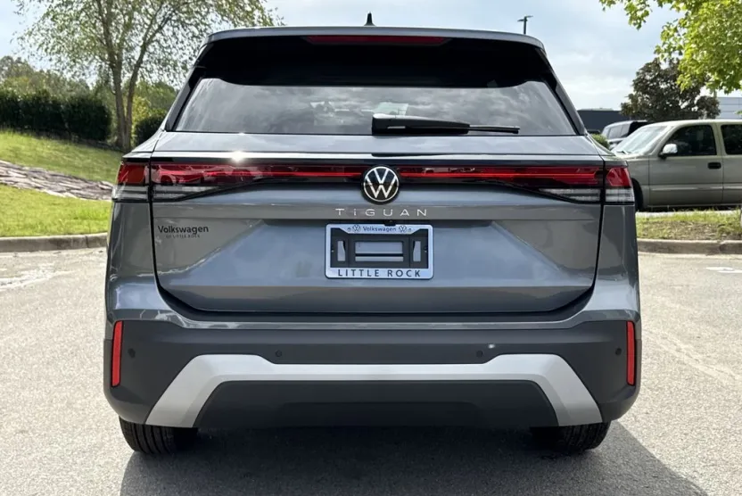 2025 Volkswagen Tiguan S photo 1