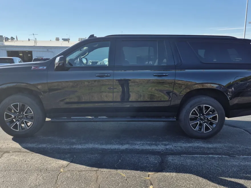 2022 Chevrolet Suburban Z71 photo 1