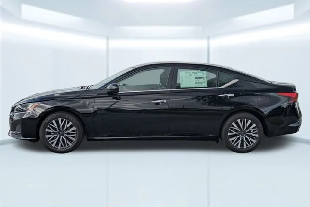 2025 Nissan Altima 2.5 SV photo 1