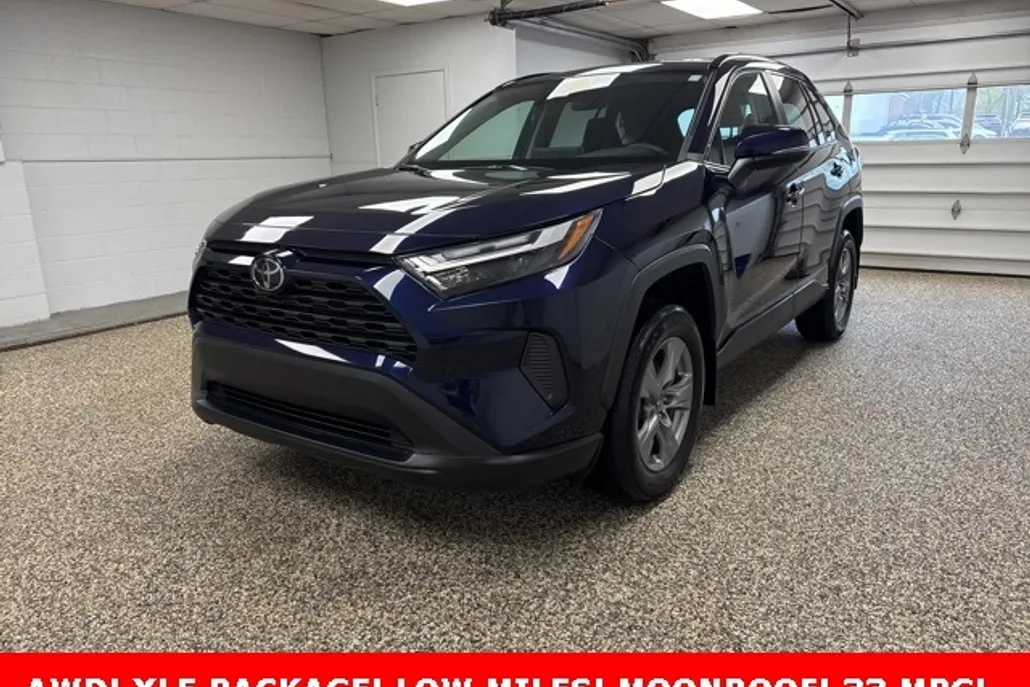 2022 Toyota RAV4 XLE photo 1