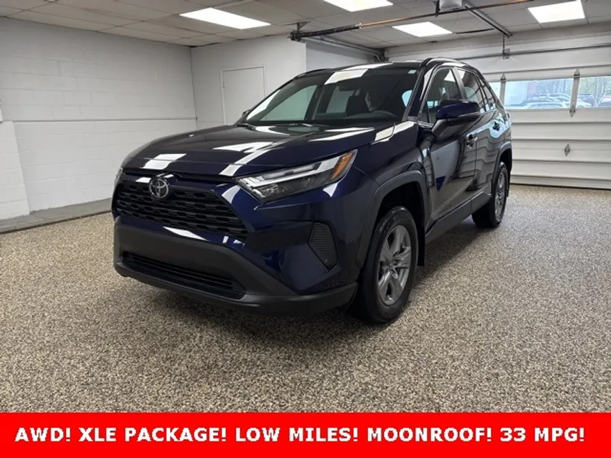 2022 Toyota RAV4 XLE photo 1