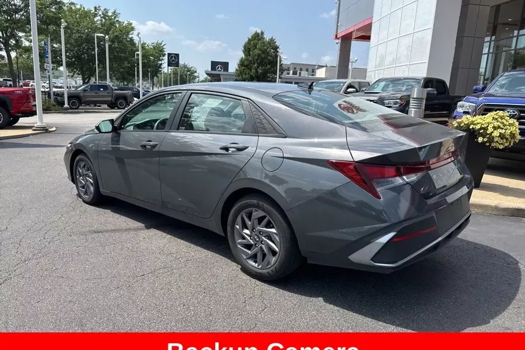 2024 Hyundai Elantra SEL photo 1