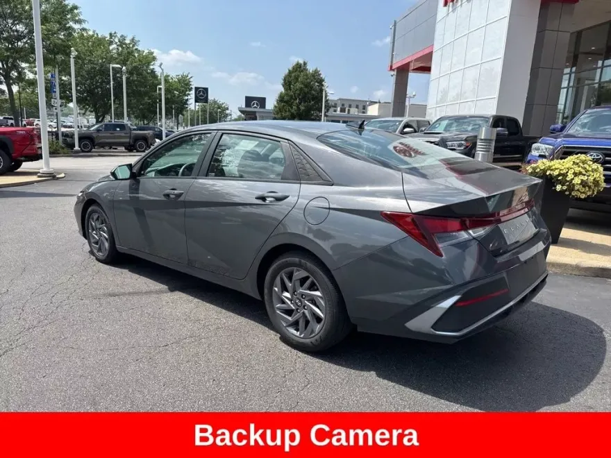 2024 Hyundai Elantra SEL photo 1
