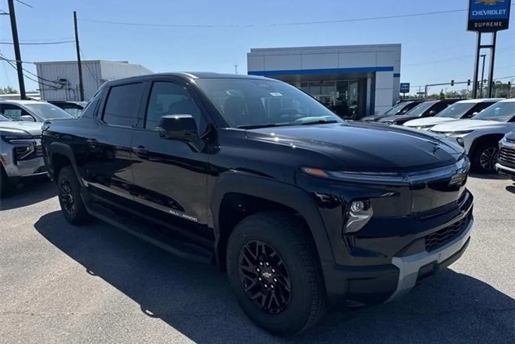 2025 Chevrolet Silverado EV LT photo 1