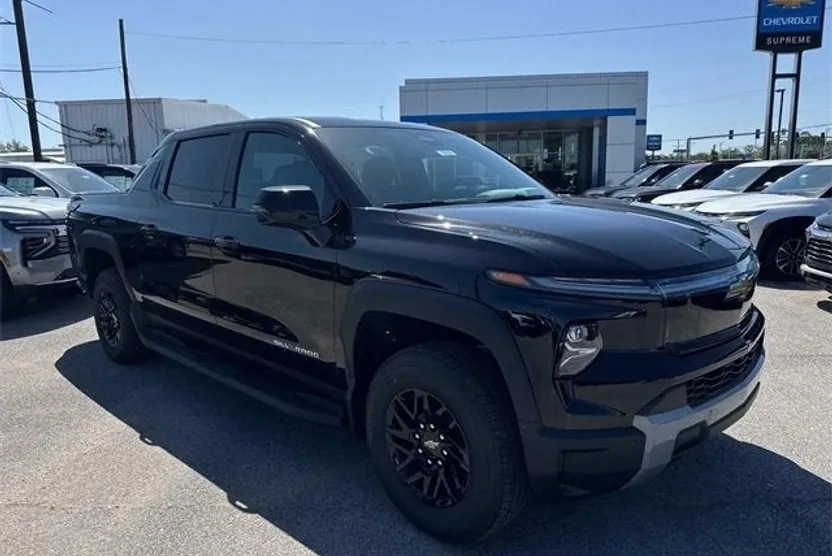2025 Chevrolet Silverado EV LT photo 1
