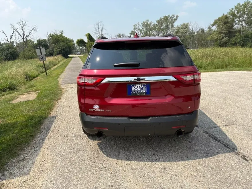 2021 Chevrolet Traverse 1LT photo 1