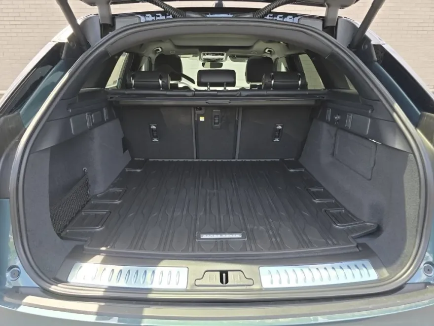 2026 Land Rover Range Rover Velar SE photo 1
