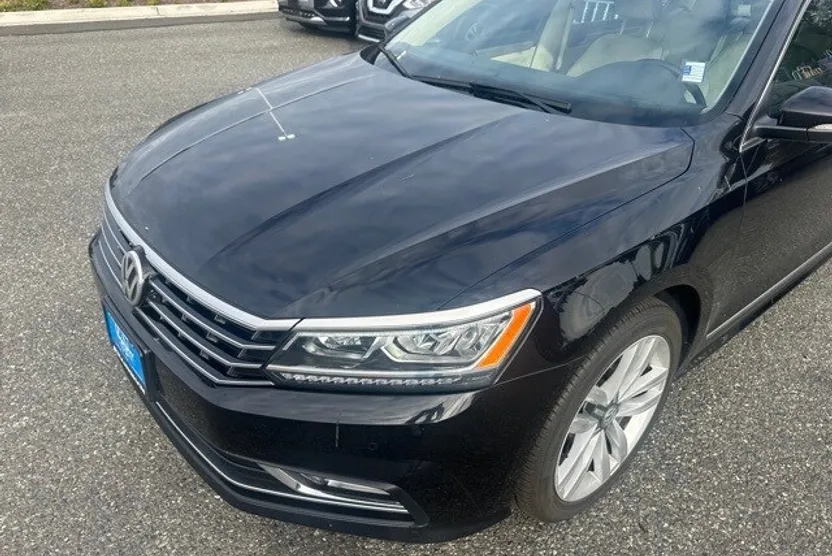 2017 Volkswagen Passat SE photo 1