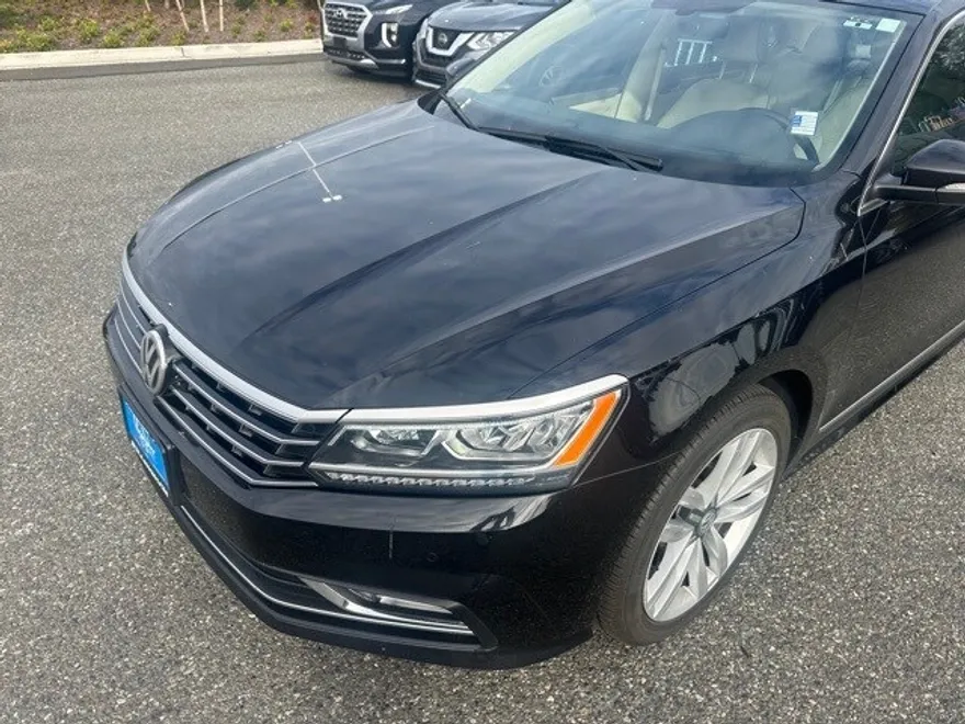 2017 Volkswagen Passat SE photo 1