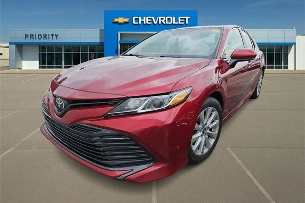 2019 Toyota Camry LE photo 1