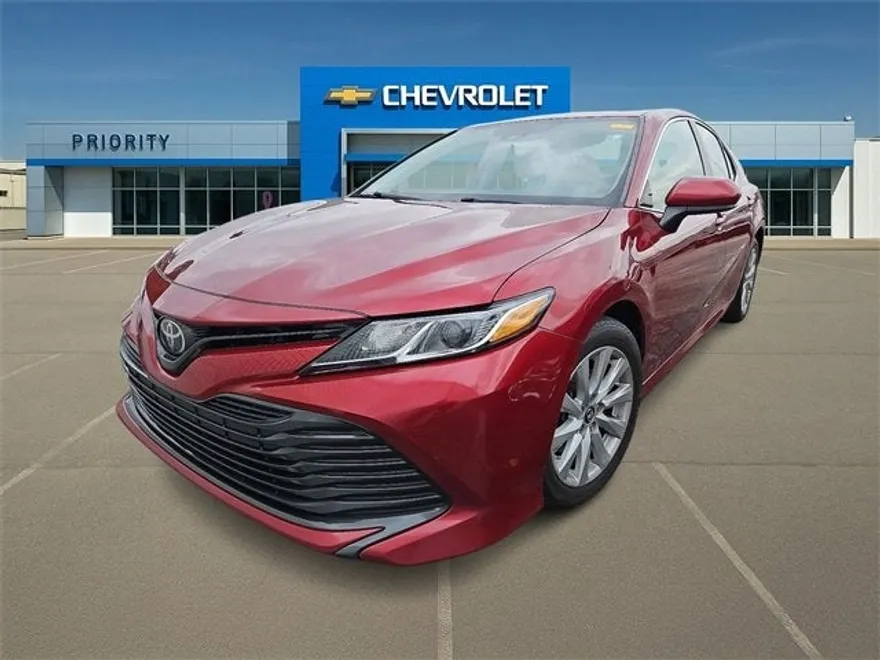 2019 Toyota Camry LE photo 1