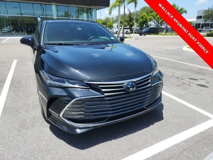 2022 Toyota Avalon Hybrid Limited photo 1