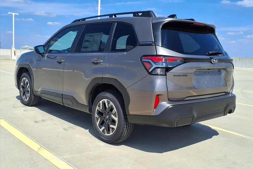 2025 Subaru Forester Premium Base photo 1
