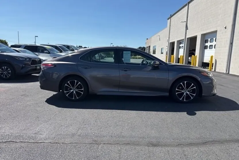 2019 Toyota Camry SE photo 1