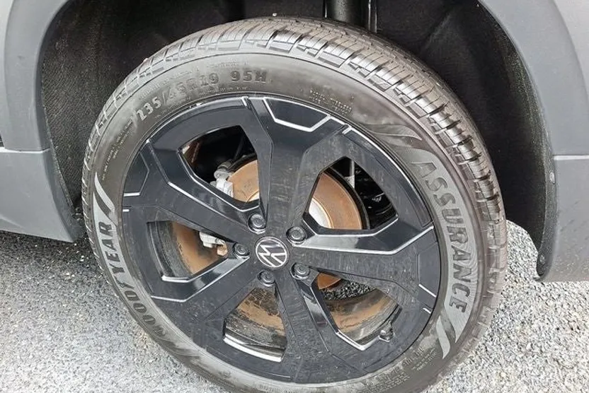 2025 Volkswagen Taos SE photo 1