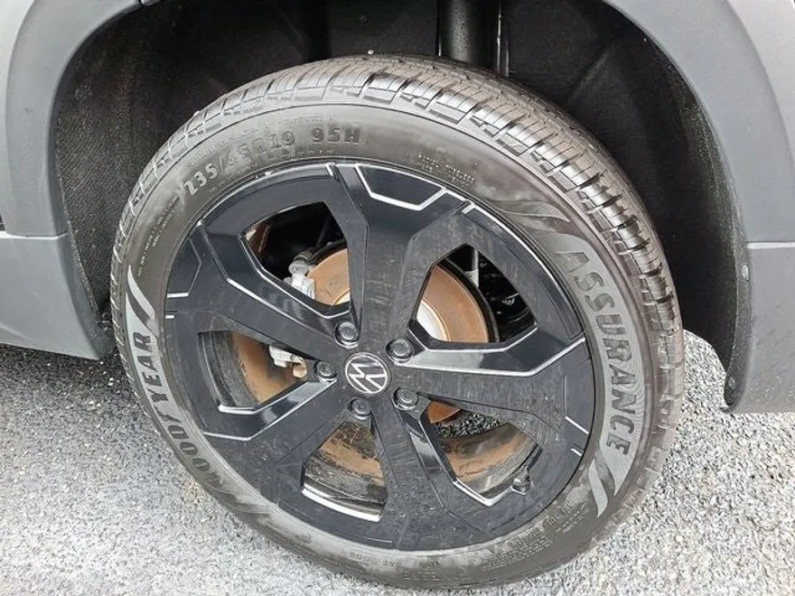 2025 Volkswagen Taos SE photo 1