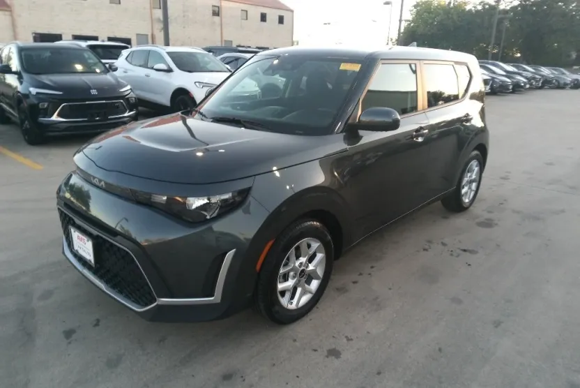 2024 Kia Soul LX photo 1