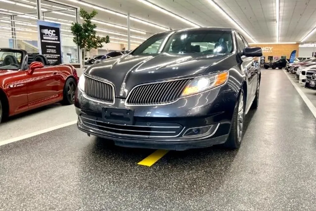 2014 Lincoln MKS photo 1