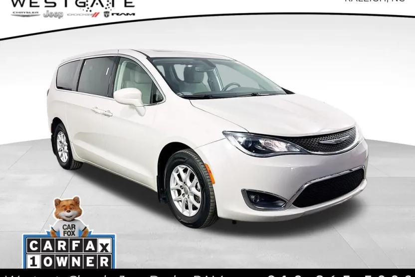 2020 Chrysler Pacifica Touring photo 1