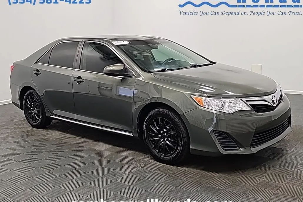 2013 Toyota Camry LE photo 1