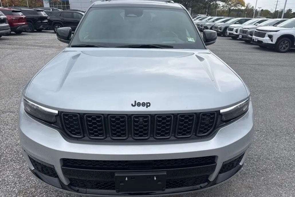 2023 Jeep Grand Cherokee L Summit photo 1