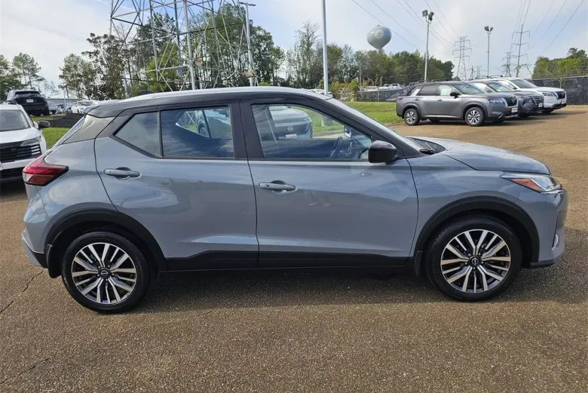 2023 Nissan Kicks SV photo 1