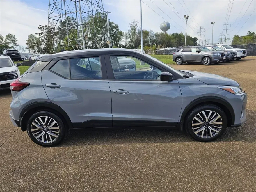 2023 Nissan Kicks SV photo 1