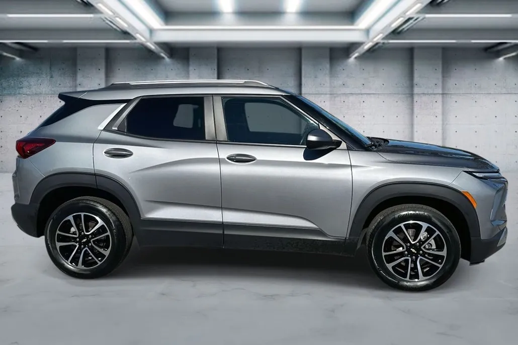 2024 Chevrolet Trailblazer LT photo 1