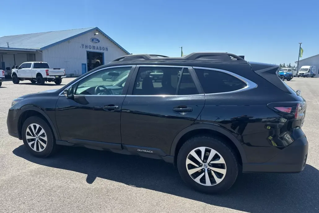 2020 Subaru Outback Premium photo 1