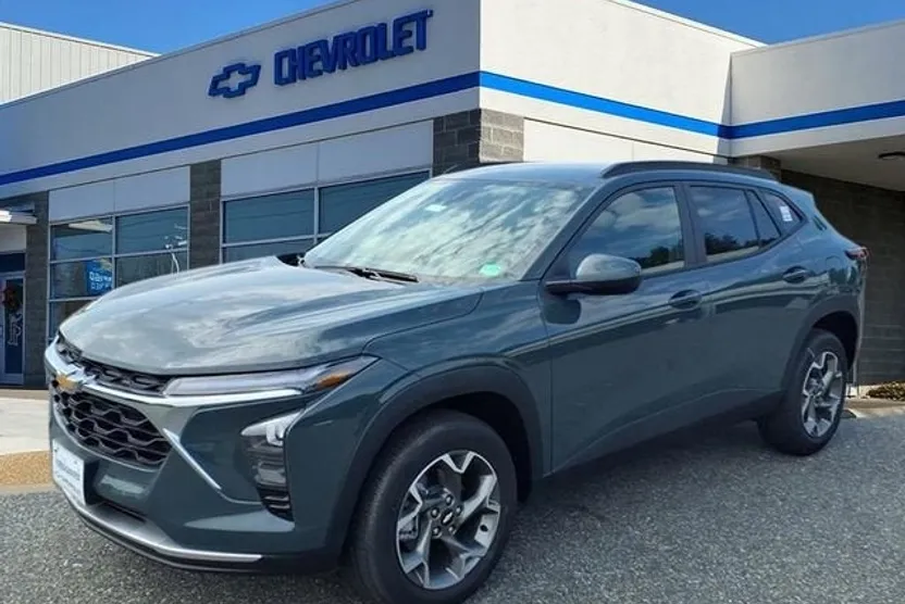 2025 Chevrolet Trax LT photo 1