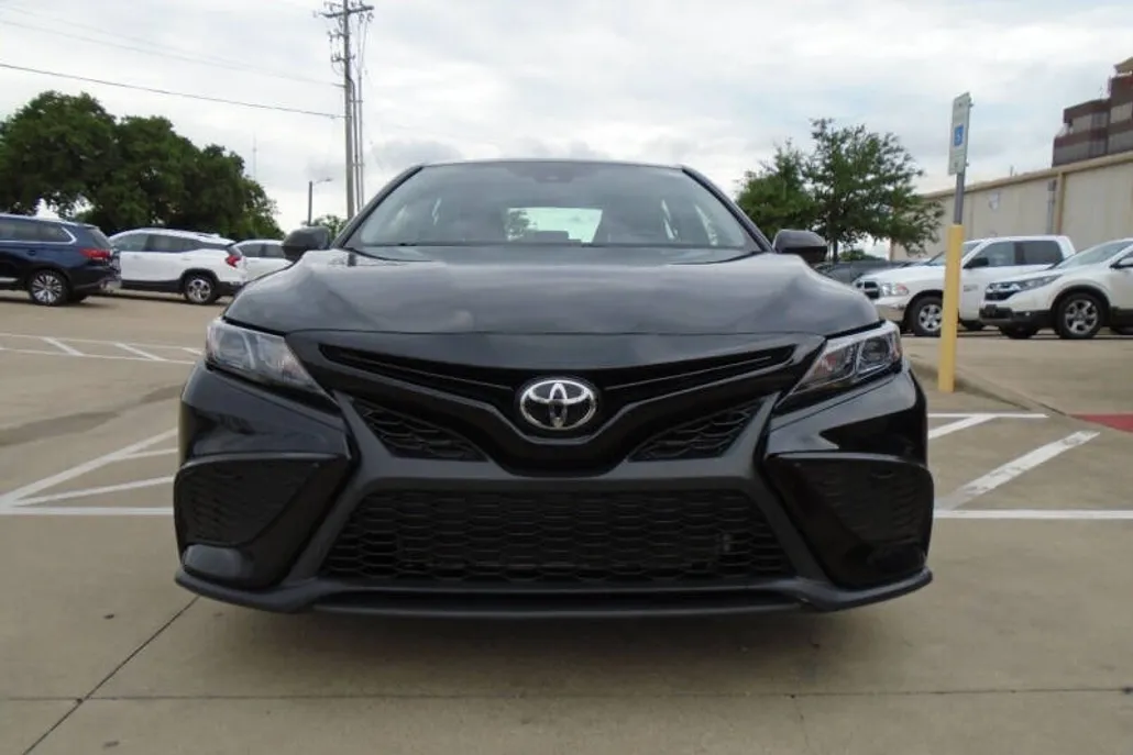 2021 Toyota Camry SE photo 1