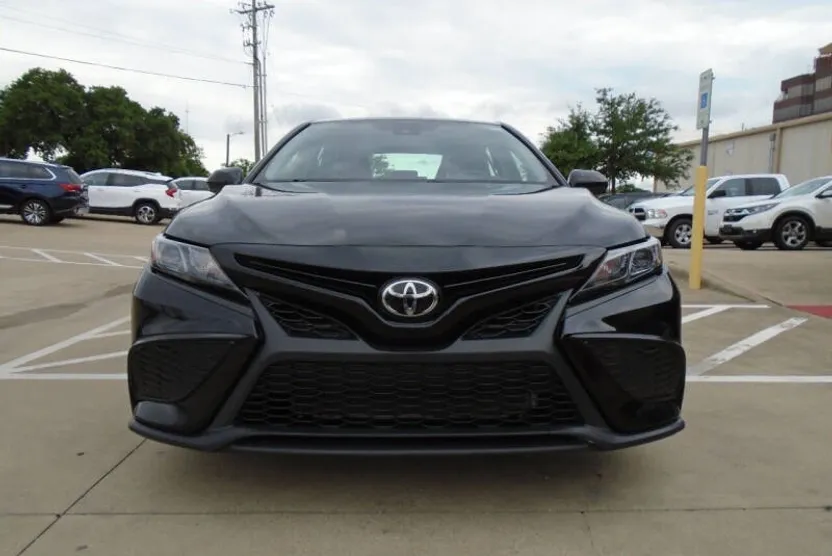 2021 Toyota Camry SE photo 1