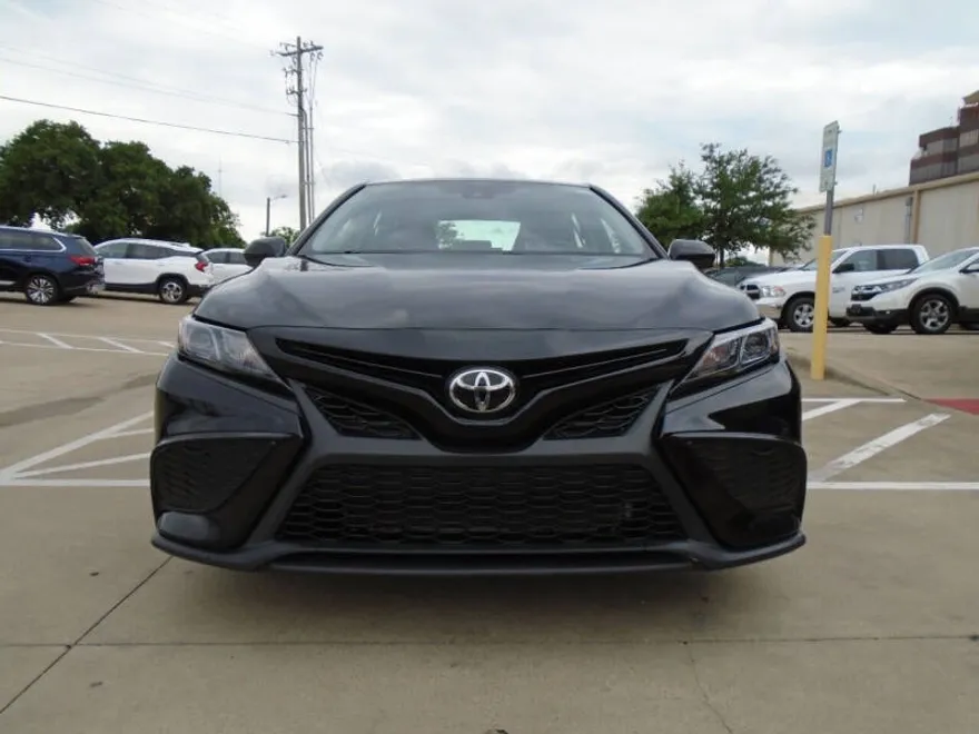 2021 Toyota Camry SE photo 1