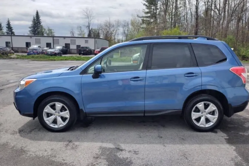 2016 Subaru Forester 2.5i Premium photo 1