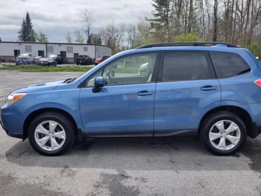 2016 Subaru Forester 2.5i Premium photo 1