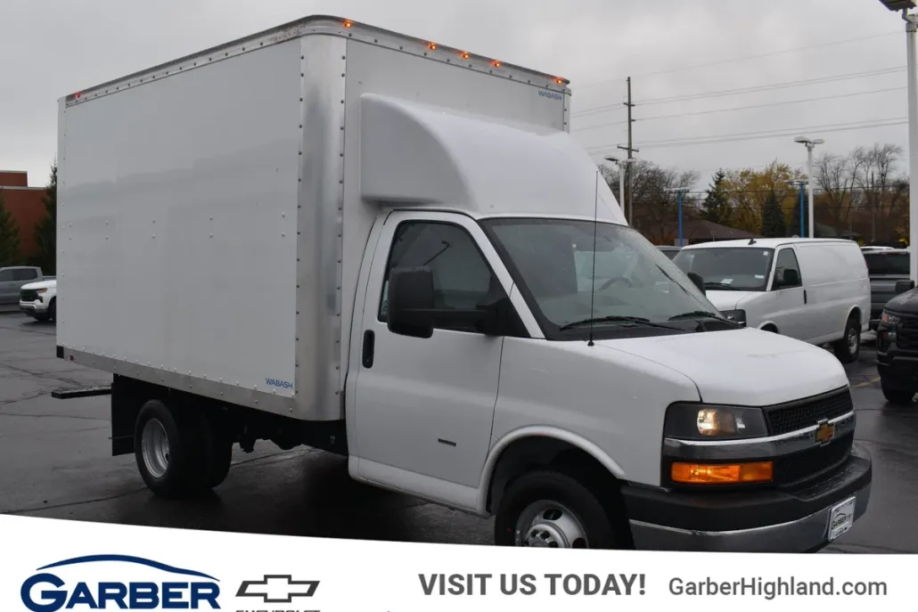 2024 Chevrolet Express Cutaway 3500 photo 1