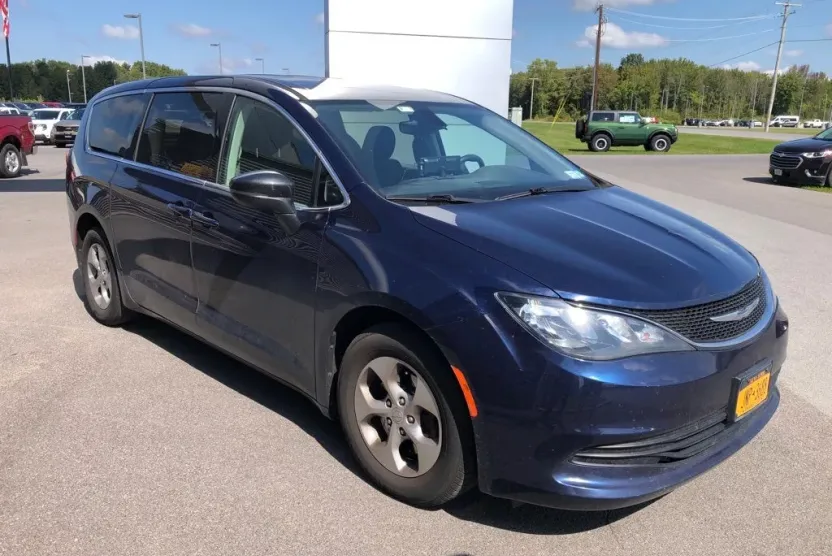 2017 Chrysler Pacifica LX photo 1
