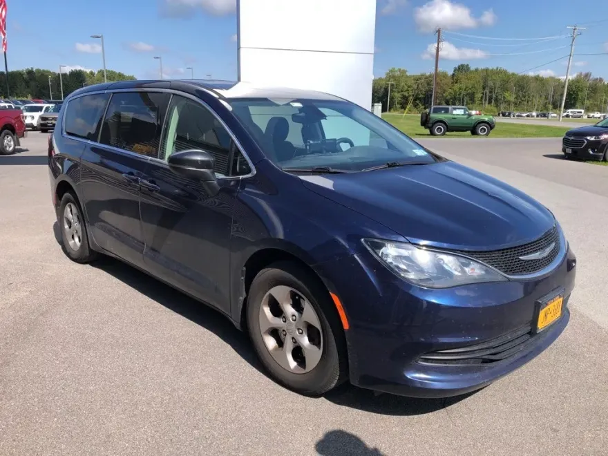 2017 Chrysler Pacifica LX photo 1