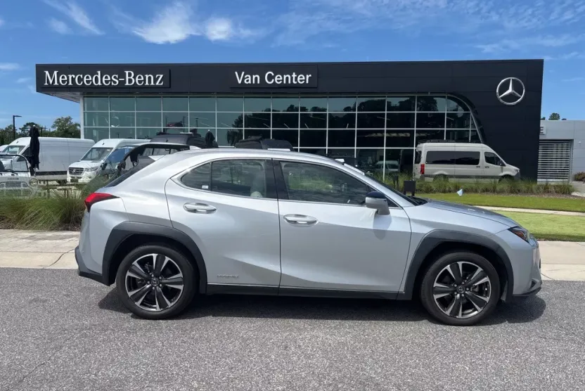 2020 Lexus UX 250h Premium photo 1