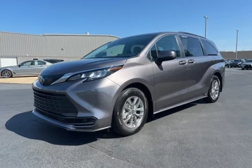 2022 Toyota Sienna LE photo 3