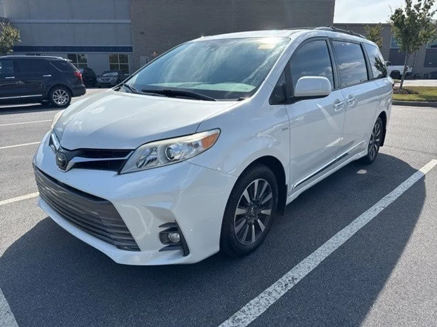 2019 Toyota Sienna XLE Premium photo 1