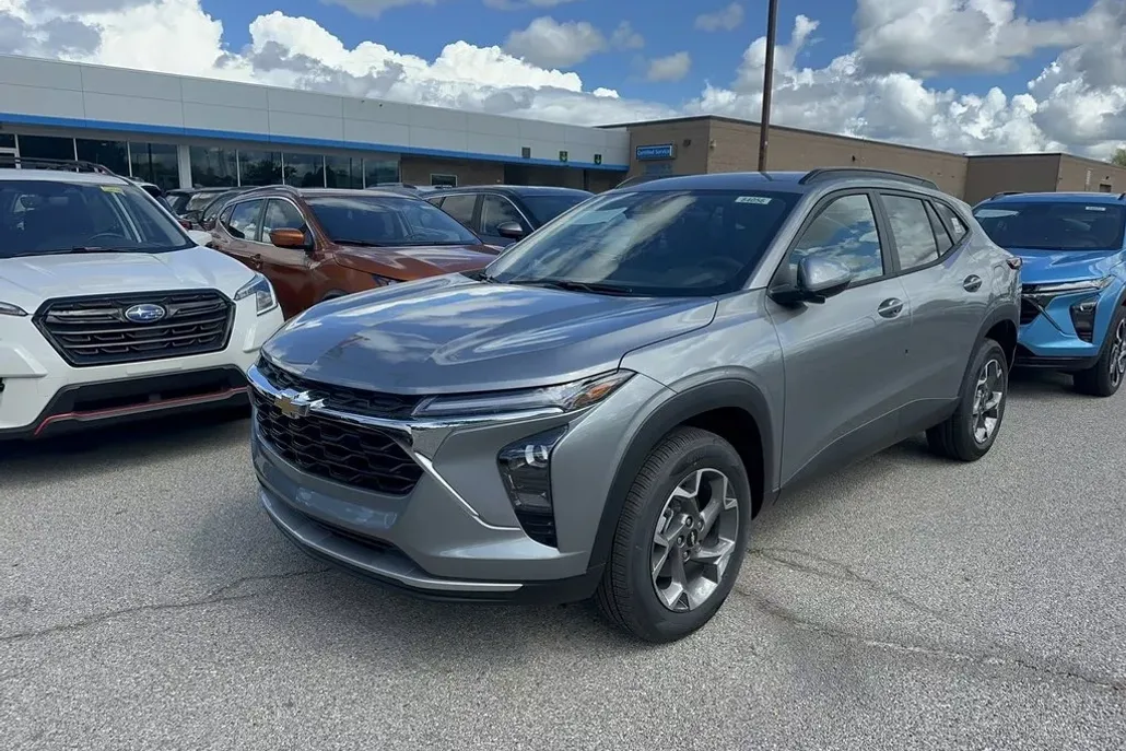 2025 Chevrolet Trax LT photo 1