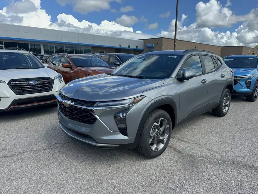 2025 Chevrolet Trax LT photo 1