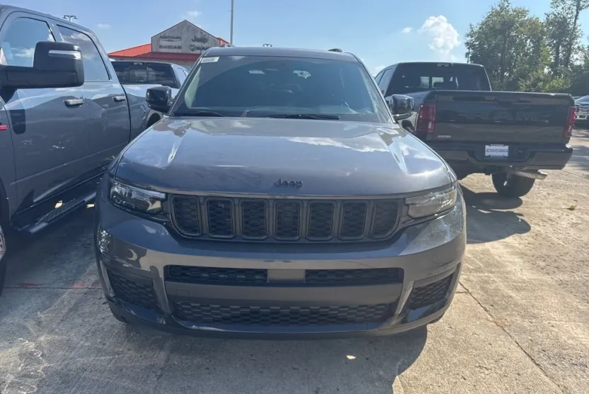 2025 Jeep Grand Cherokee Altitude photo 1