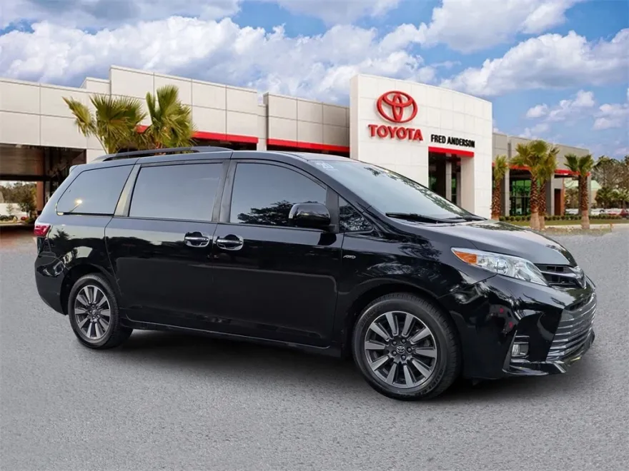 2020 Toyota Sienna XLE photo 1