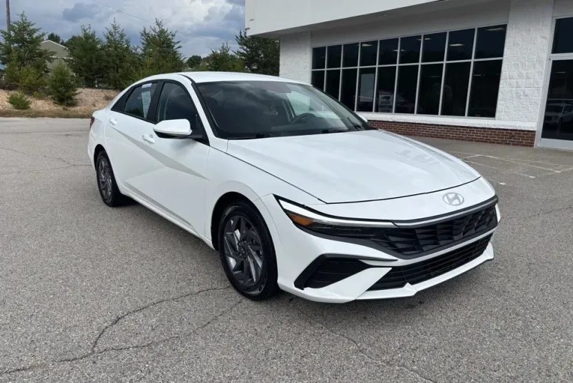 2024 Hyundai Elantra SEL photo 1