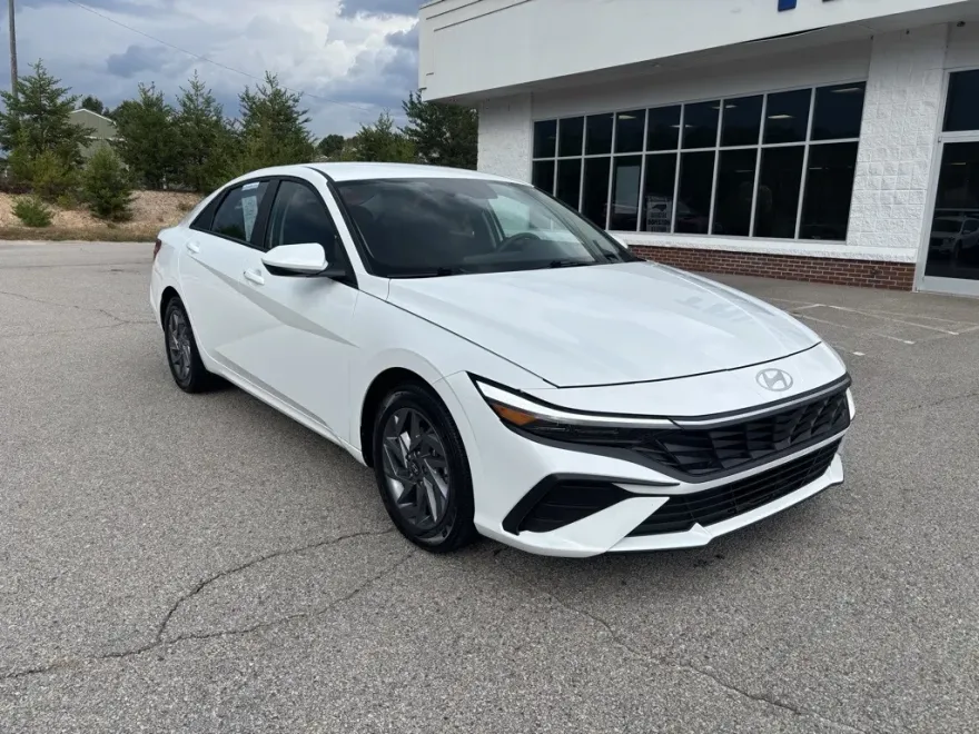 2024 Hyundai Elantra SEL photo 1