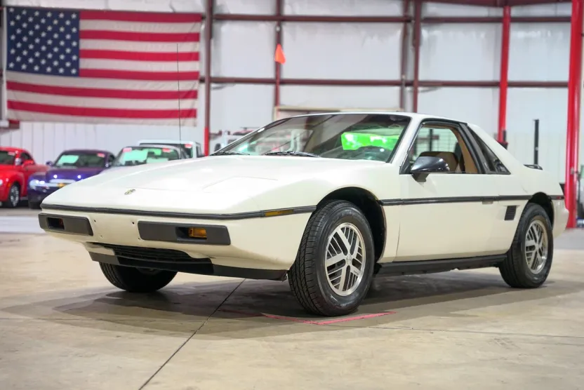 1984 Pontiac Fiero SE photo 1