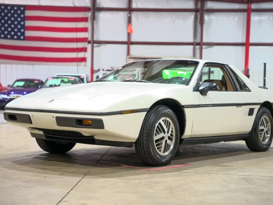 1984 Pontiac Fiero SE photo 1
